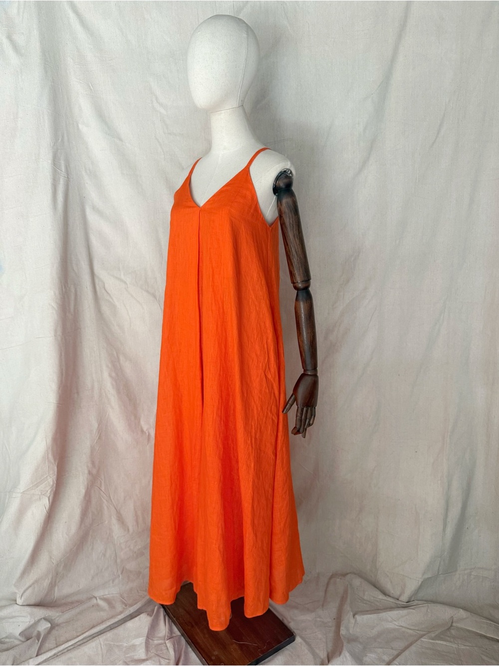 COS orange linen pleated V-neck midi dress - Picture 13 of 16